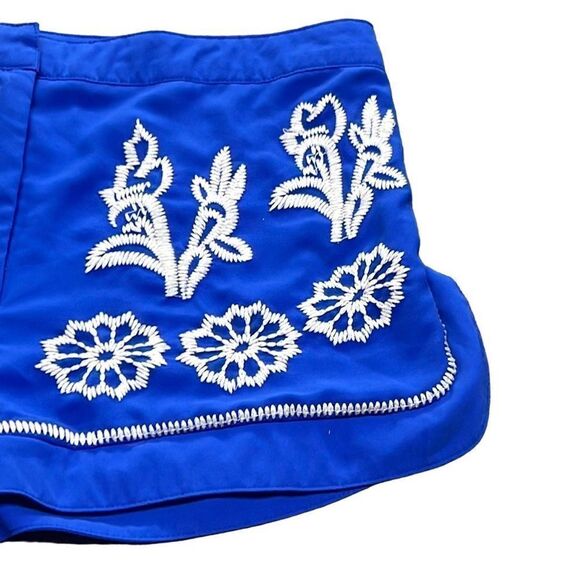 May & July Women’s Blue Embroidered Floral Shorts Size Large - Picture 8 of 10